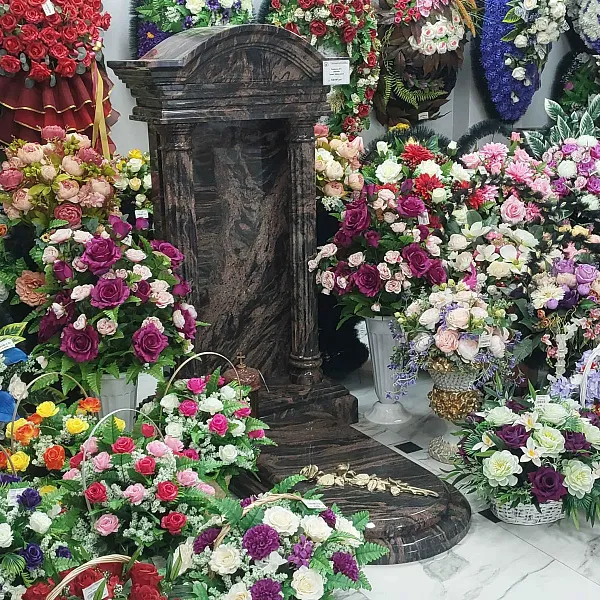 Готовые эксклюзивные памятники из цветного гранита